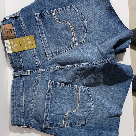 Levi Strauss high rise 3in shorts - Picture 3 of 5